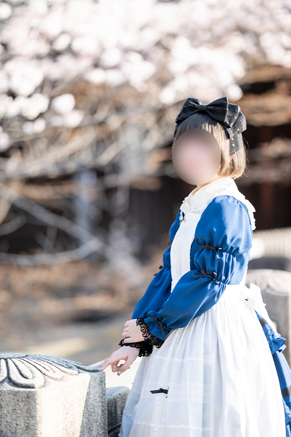 早朝の倉敷美観地区でポーズをとるロリータ服を着た女の子