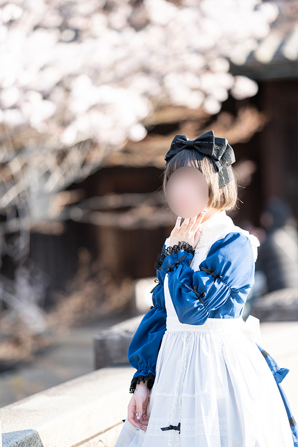 早朝の倉敷美観地区でポーズをとるロリータ服を着た女の子