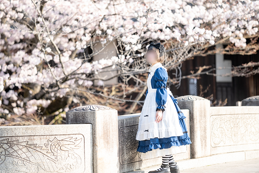 早朝の倉敷美観地区でポーズをとるロリータ服を着た女の子