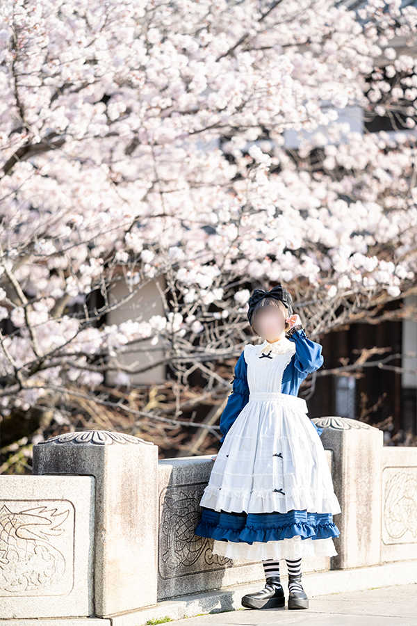 早朝の倉敷美観地区でポーズをとるロリータ服を着た女の子