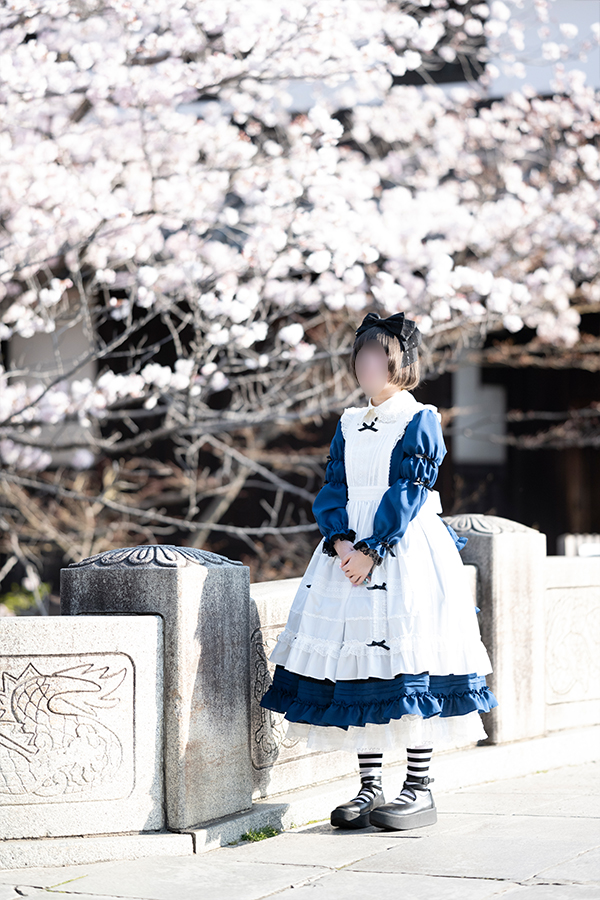 早朝の倉敷美観地区でポーズをとるロリータ服を着た女の子