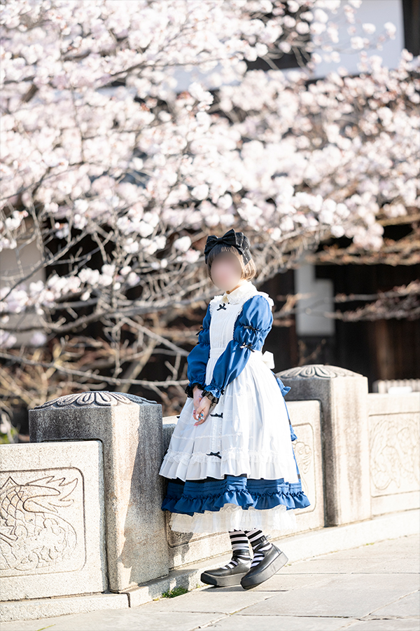 早朝の倉敷美観地区でポーズをとるロリータ服を着た女の子