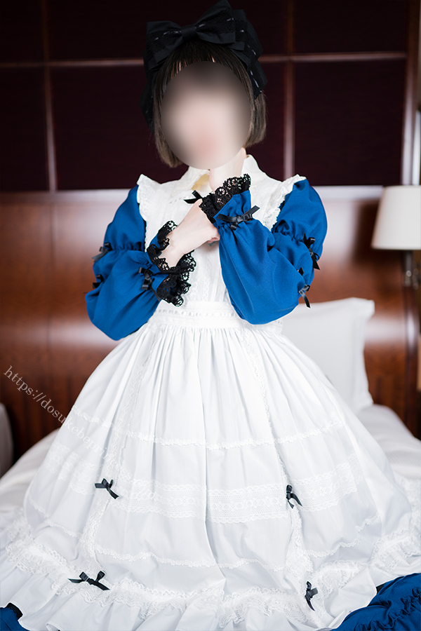 アリスコンセプトのロリータ服を着てポーズをとる女の子
