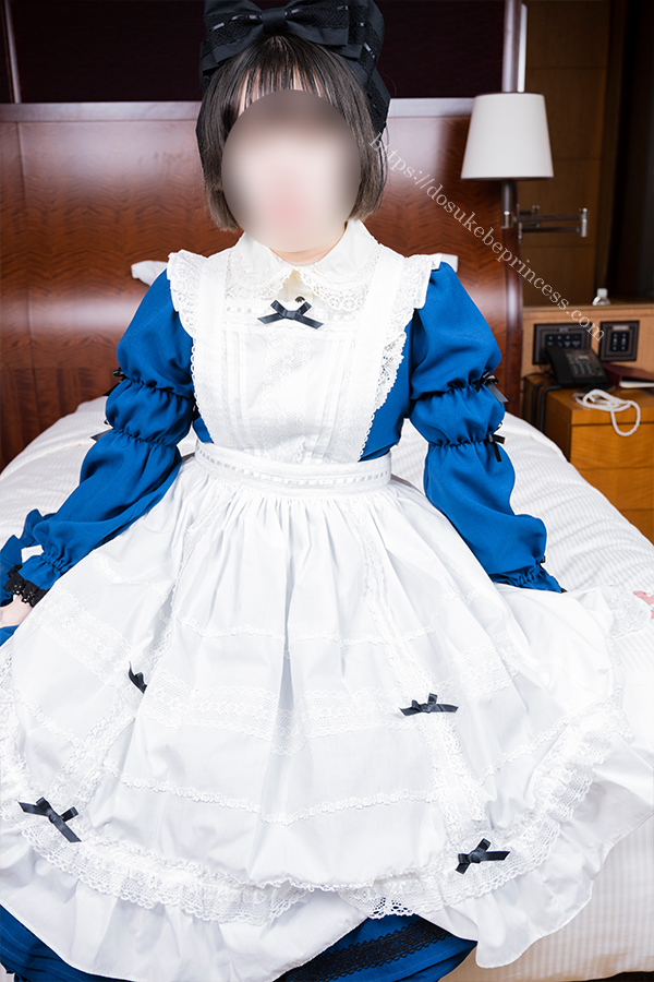 アリスのロリータ服を着てポーズをとる女の子