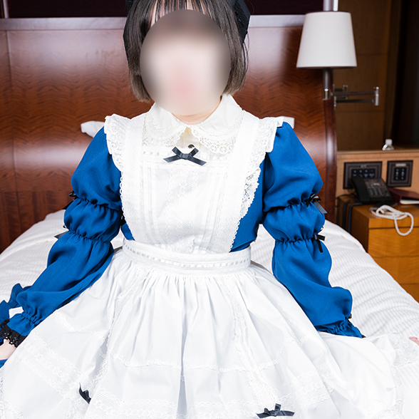 アリスのロリータ服を着てポーズをとる女の子