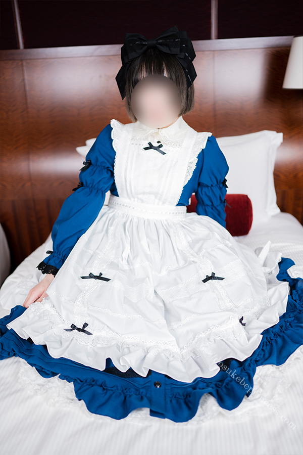 アリスのロリータ服を着てポーズをとる女の子