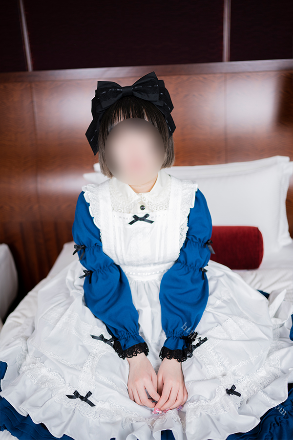 アリスのロリータ服を着てポーズをとる女の子