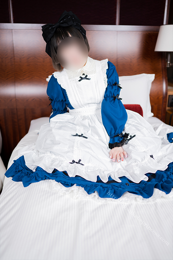 アリスのロリータ服を着てポーズをとる女の子