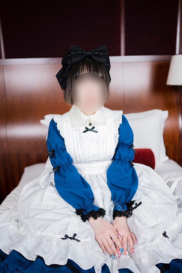 アリスのロリータ服を着てポーズをとる女の子