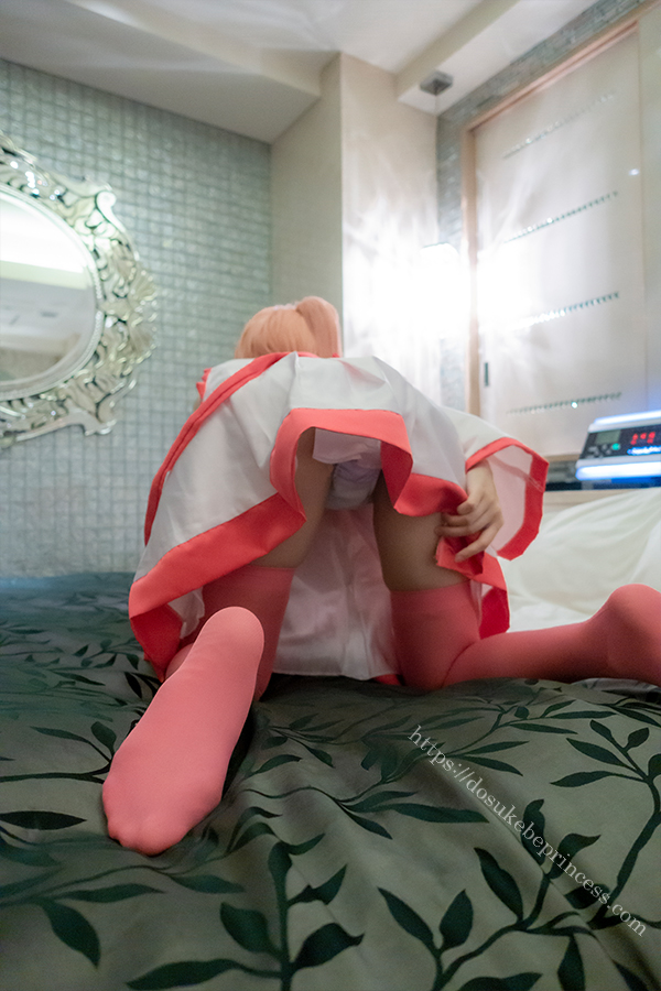 初音ミク（桜ミク）コスプレをまくってパンティを見せるコスプレイヤー