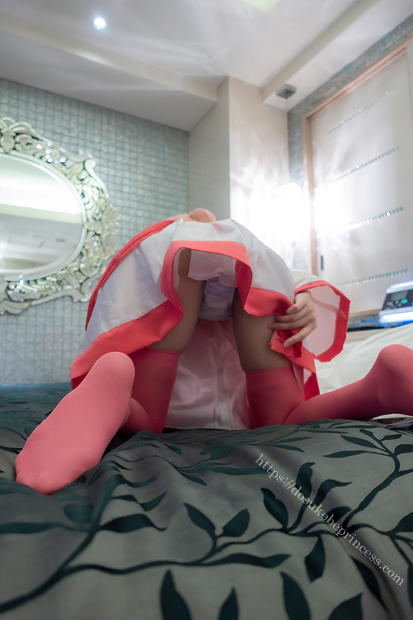 初音ミク（桜ミク）コスプレをまくってパンティを見せるコスプレイヤー