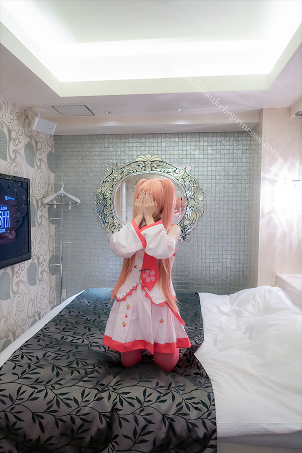 桜ミクコスプレでポーズをとるコスプレイヤー
