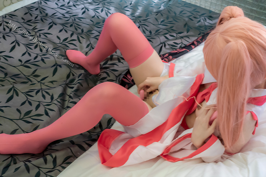 桜ミクコスプレ姿でピンクローターをオマンコにあててオナニーをするコスプレイヤー