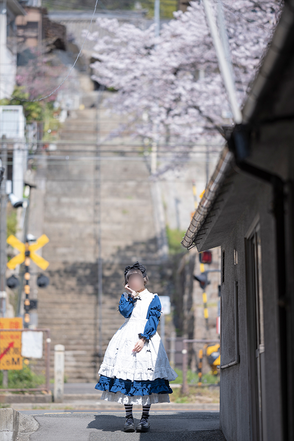 尾道の階段を散策するロリータ服の女の子