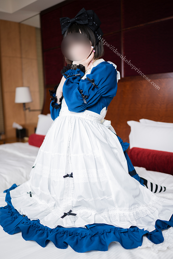 アリスのロリータ服を著てポーズをとる女の子