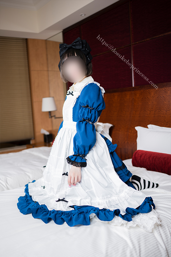 アリスのロリータ服を著てポーズをとる女の子