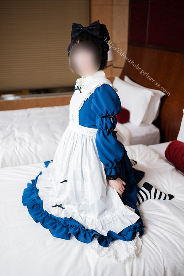アリスのロリータ服を著てポーズをとる女の子
