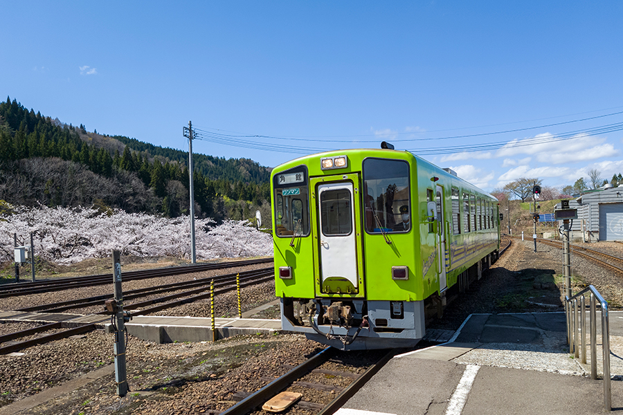 秋田内陸縦貫鉄道の阿仁合駅に停車する車両