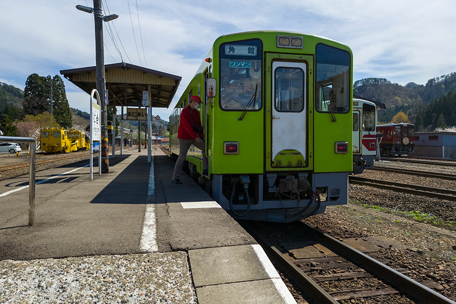 秋田内陸縦貫鉄道の阿仁合駅に停車する車両