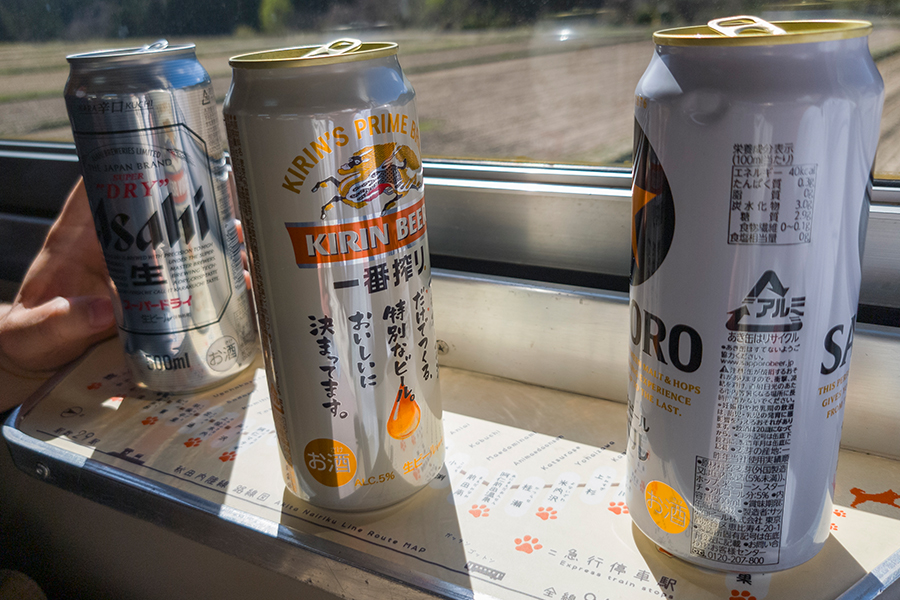 秋田内陸縦貫鉄道の車両内に並ぶ缶ビール