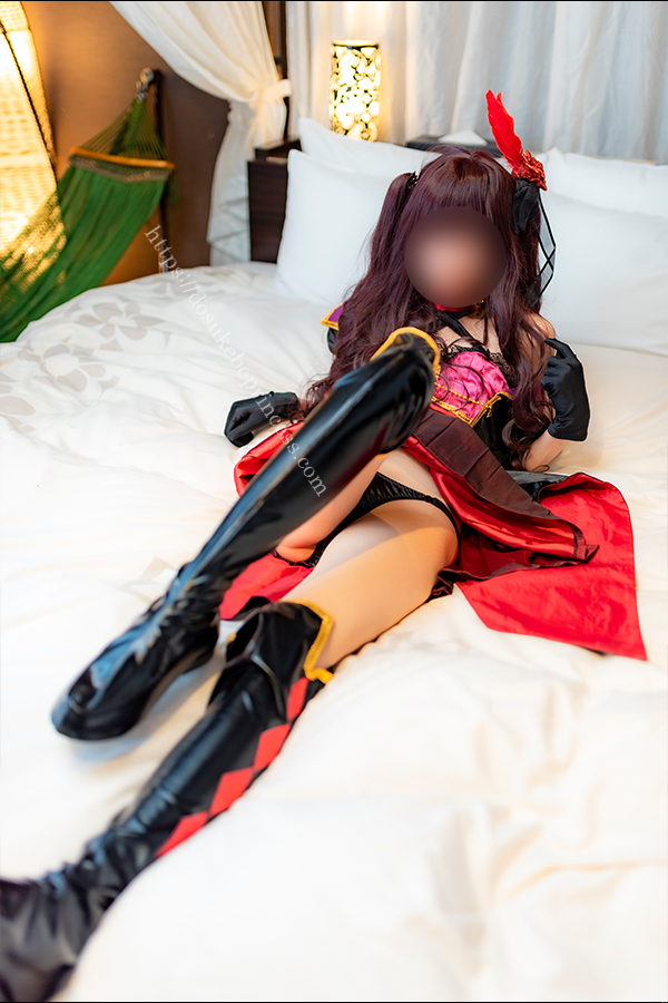 アイドルマスターシンデレラガールズ一ノ瀬志希のコスプレでスカートをまくりパンティを見せるコスプレイヤー