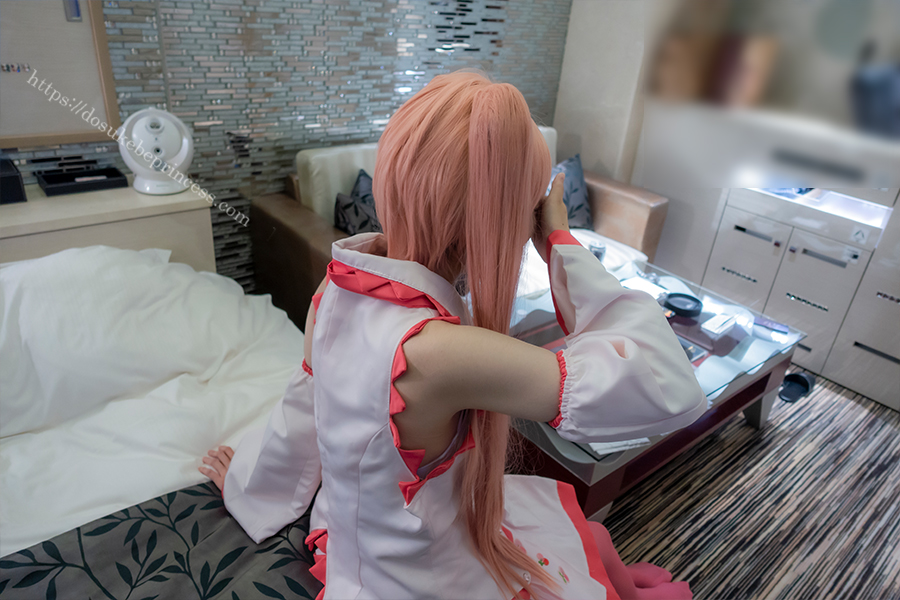 初音ミク（桜ミク）のコスプレでポーズをとるコスプレイヤー
