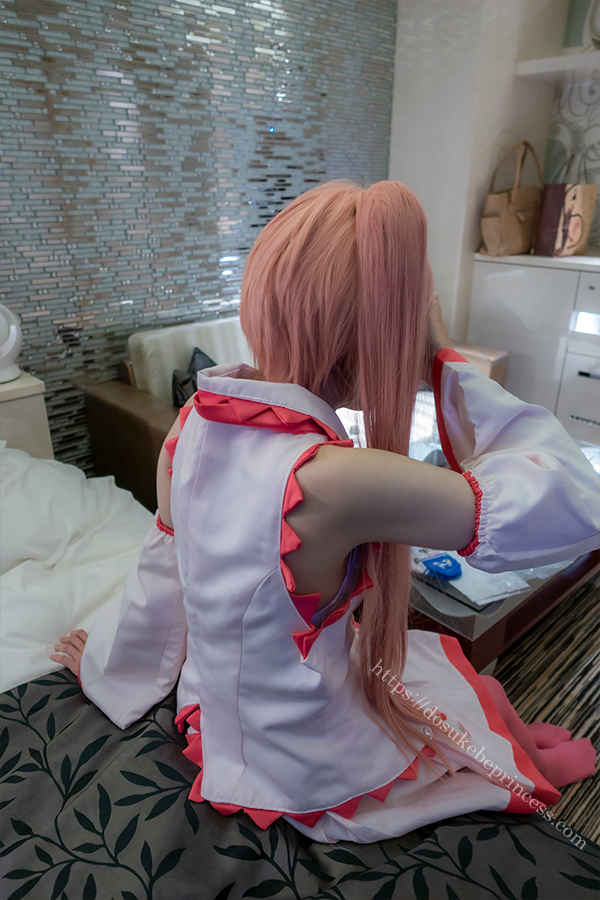 初音ミク（桜ミク）のコスプレでポーズをとるコスプレイヤー