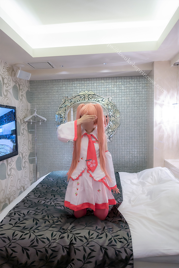 初音ミク(桜ミク)のコスプレでポーズをとるコスプレイヤー