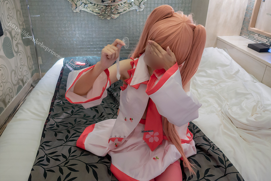 初音ミク(桜ミク)のコスプレで精子の入ったコンドームを見せるコスプレイヤー