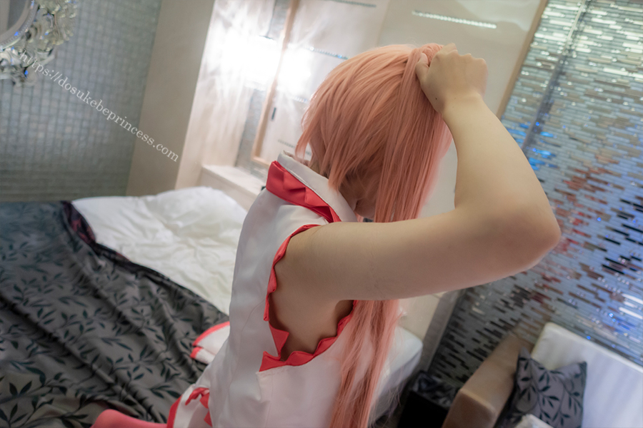 初音ミク(桜ミク)のコスプレを着替えるコスプレイヤー