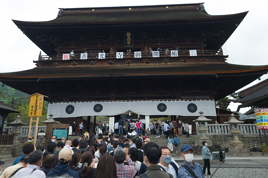 善光寺御開帳の文字がある山門