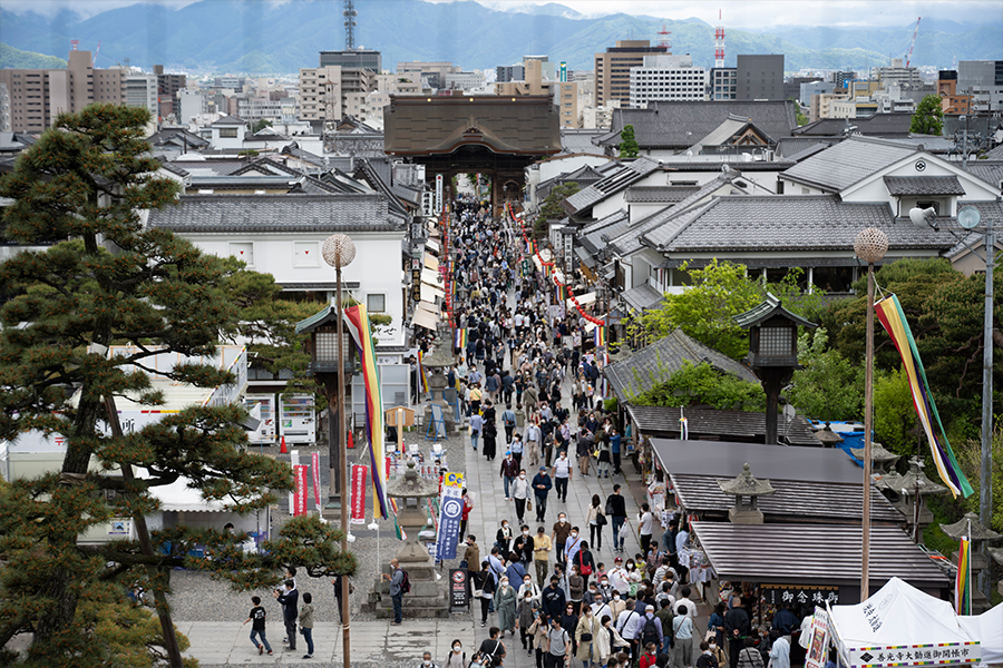 善光寺の山門に昇り参道を見る