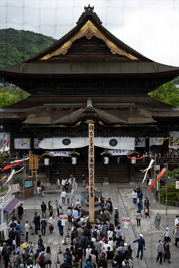 善光寺の山門に昇り回向柱を見る