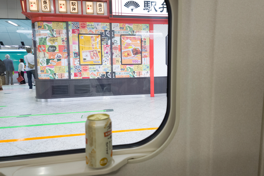 新幹線の車窓とビール