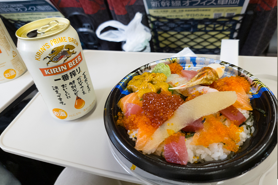 北陸新幹線の車内で食べる海鮮丼