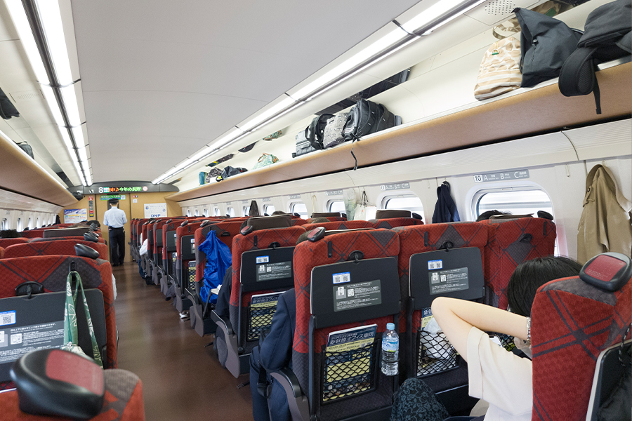 長野駅へ向かう北陸新幹線の車内