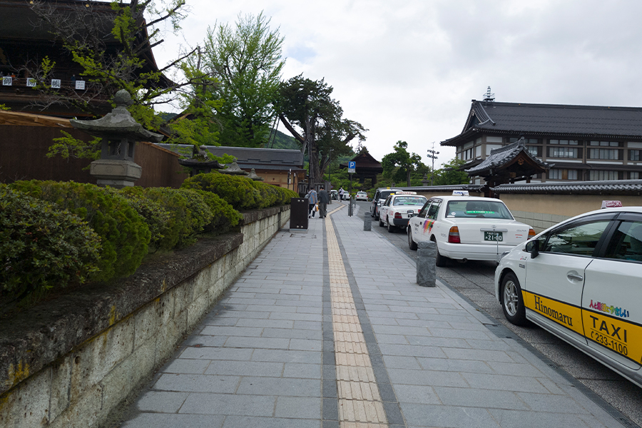 長野駅からタクシーに乗って善光寺に到着