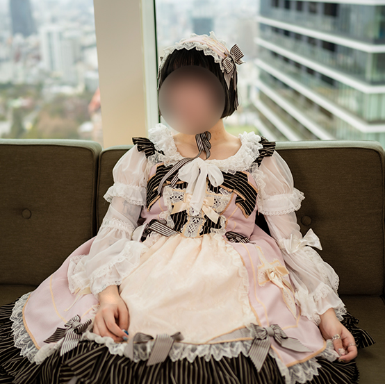 フリルのついたロリータ服を著てポーズをとる女の子