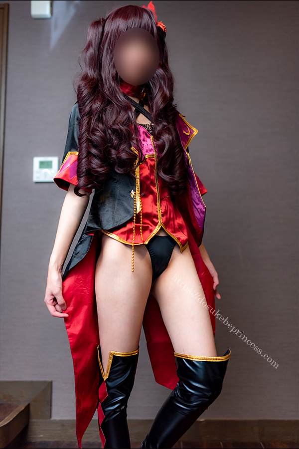 アイドルマスターシンデレラガールズ一ノ瀬志希のコスプレでポーズをとりパンティをみせるコスプレイヤー