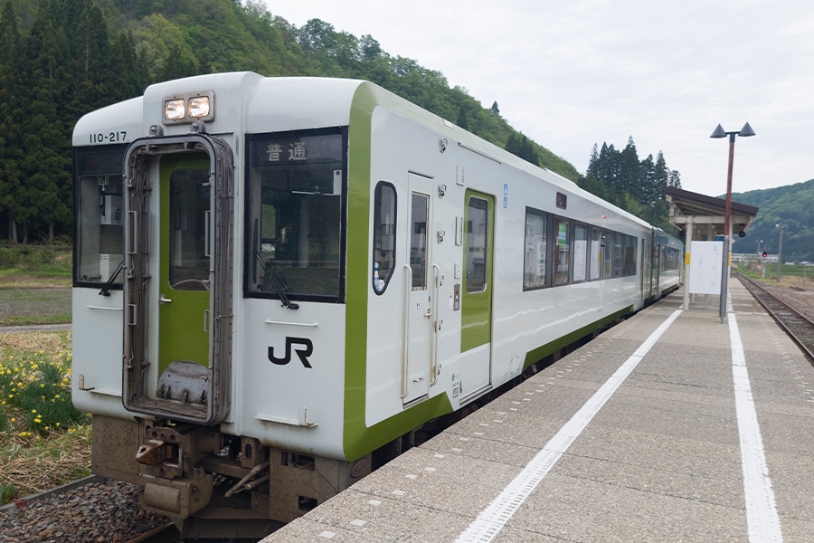 只見駅に停車中の只見線キハ110型車両