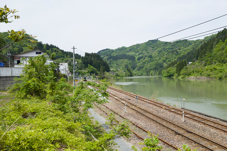 会津川口駅に停車中の只見線キハ120型車両