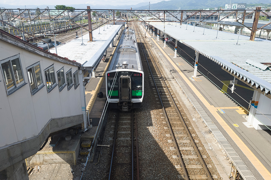 会津若松駅のホームに停車中の只見線キハ120型車両