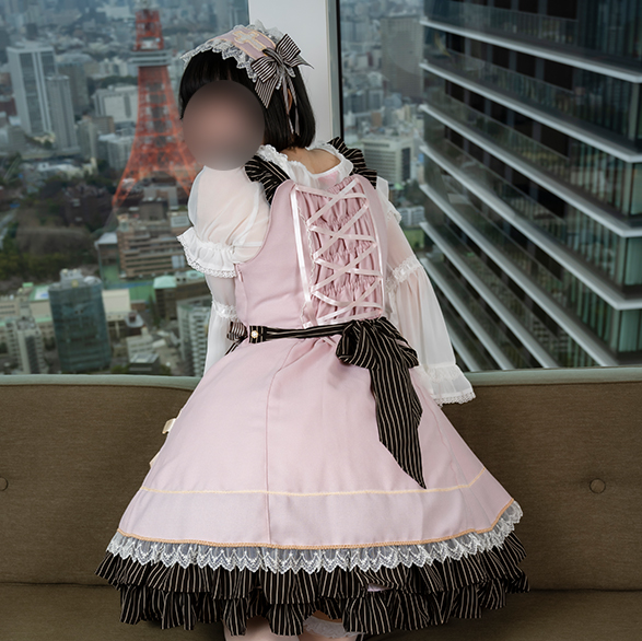 高層ホテルの窓から外の景色を眺めるロリータ服の女の子
