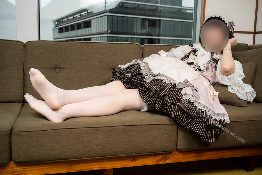 ロリータ服を着てポーズをとる女の子