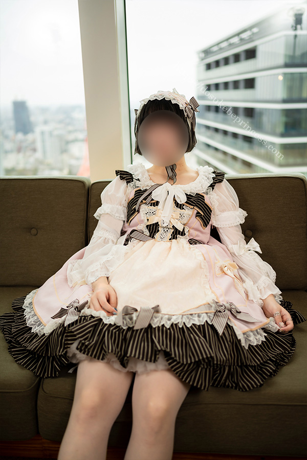 フリルのついたロリータ服を著てポーズをとる女の子