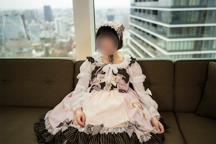 フリルのついたロリータ服を著てポーズをとる女の子