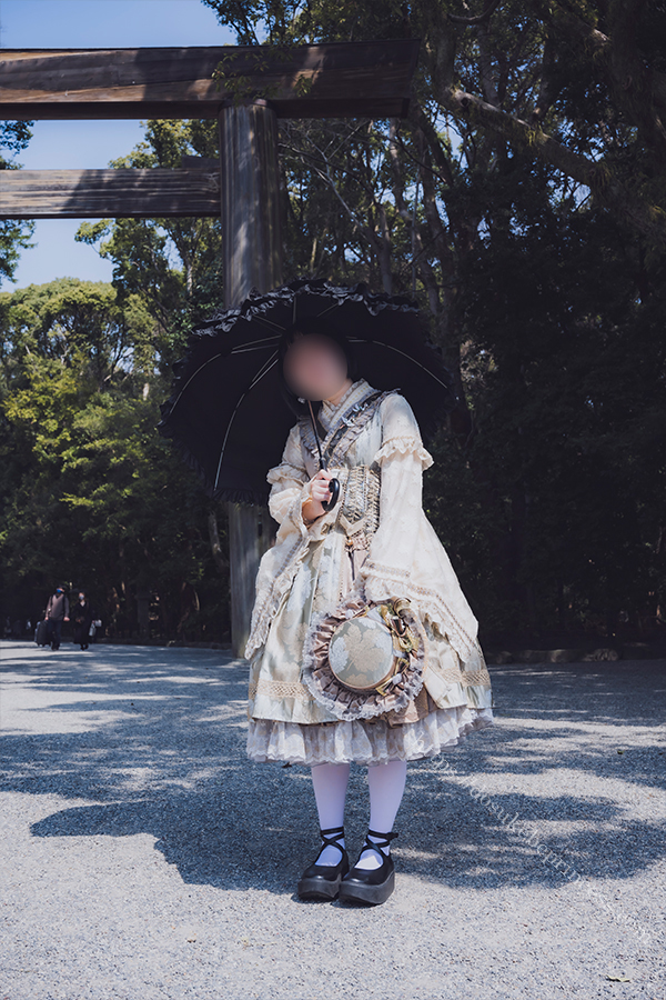 熱田神宮にお参りするロリータ服の少女