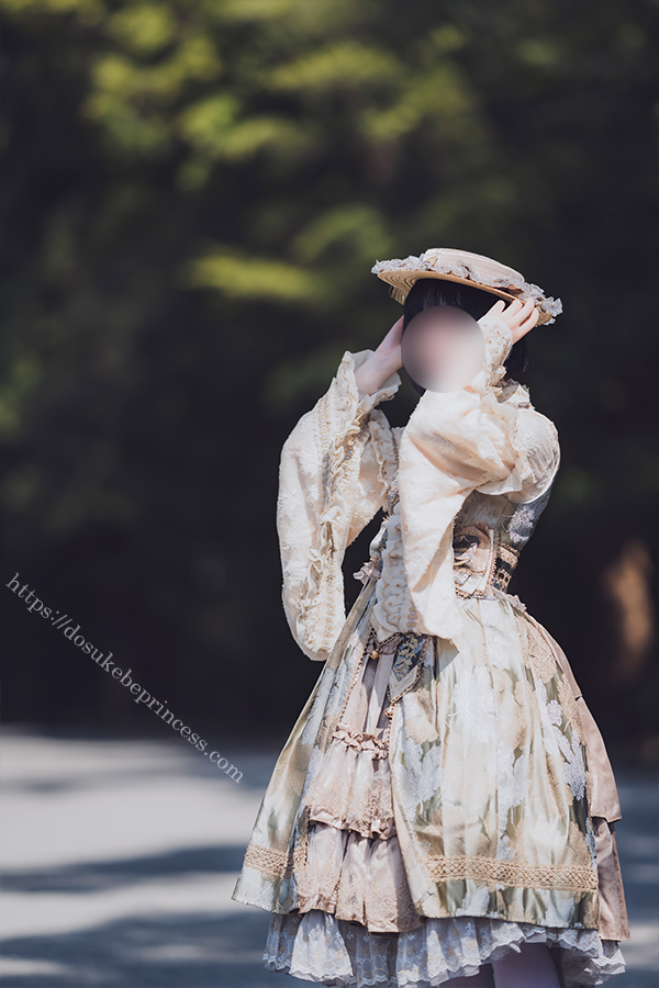 熱田神宮にお参りするロリータ服の少女