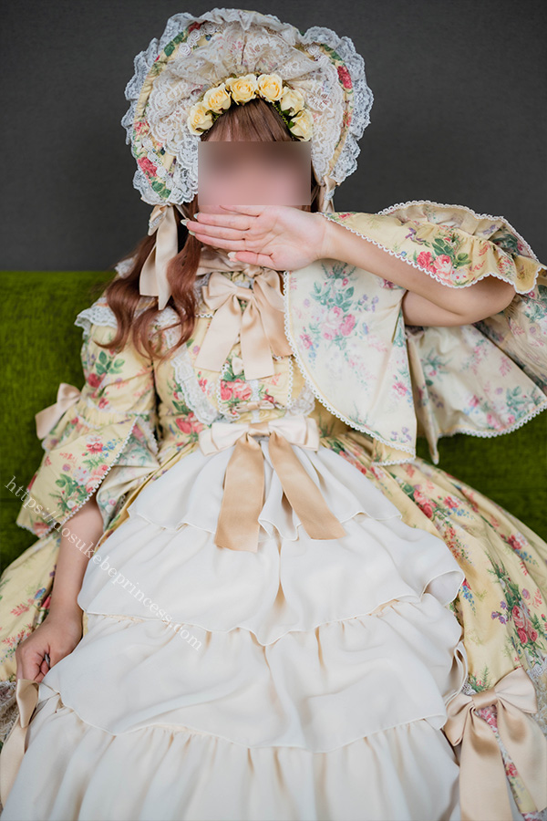ロリータ服を著てポーズをとる女の子