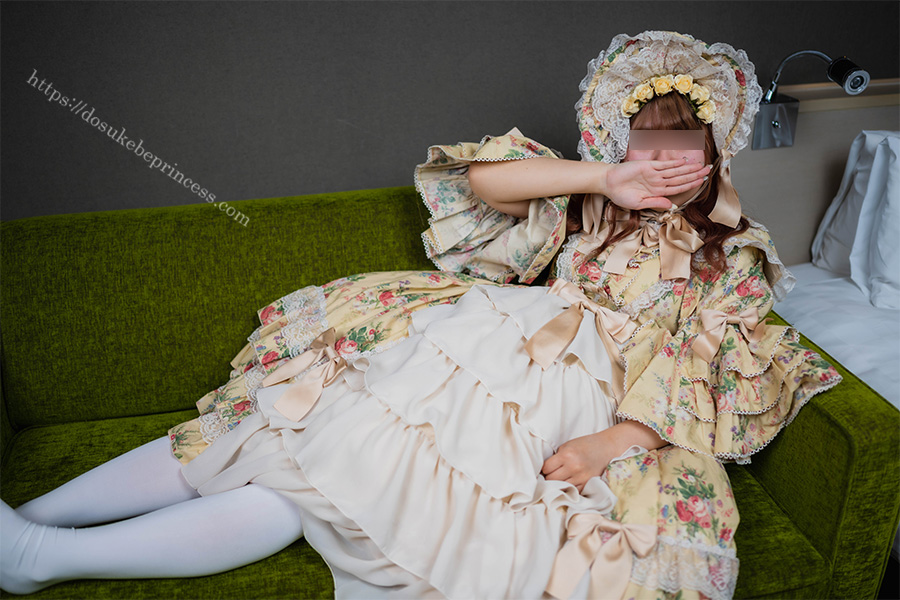 ロリータ服を著てポーズをとる女の子
